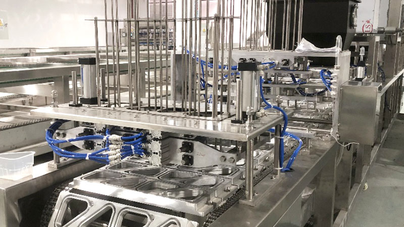 This cup tray box bowl filling and capping machine comes with automatic capping and
and tightening device, ensuring the cap is firmly tightened up.
